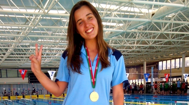 Nadadora de Olhão conquista títulos e bate recordes em natação adaptada