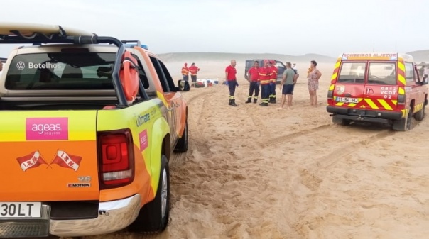 Uma pessoa morreu e uma outra encontra-se desaparecida na praia da Bordeira em Aljezur