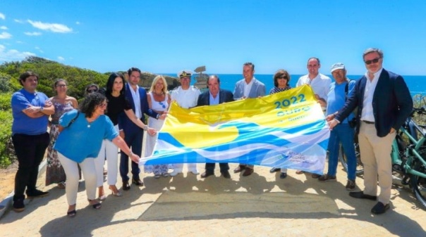 Verão chegou a Albufeira com o hastear da bandeira “Qualidade de Ouro 2022”