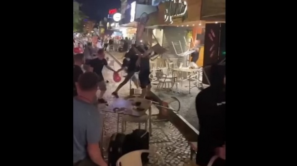 Vídeo: 20 jovens em confrontos na Praia da Rocha carregam sobre bar