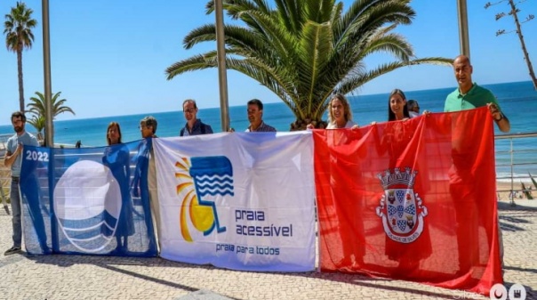 Bandeiras Azuis hasteadas em todas as praias do concelho de Silves 