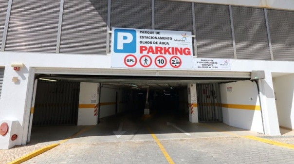 Parque de estacionamento gratuito nos Olhos d'Água reabre mais dois pisos
