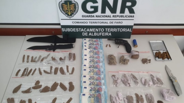 Albufeira: Detidos cinco homens por tráfico de estupefacientes e posse de armas proibidas