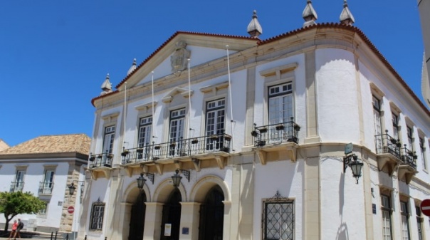 Câmara de Faro diz desconhecer «alegada duplicação de multas de trânsito»