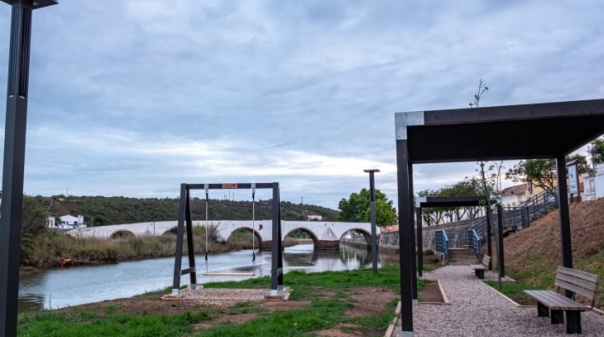 Há uma nova zona de lazer na cidade de Silves para contemplar o rio Arade 
