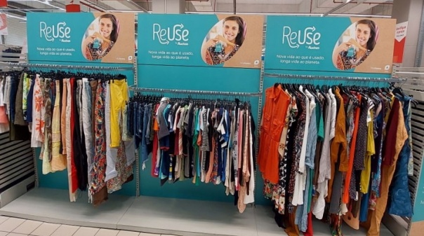 É possível comprar roupa em segunda mão nas lojas Auchan de Faro e Portimão