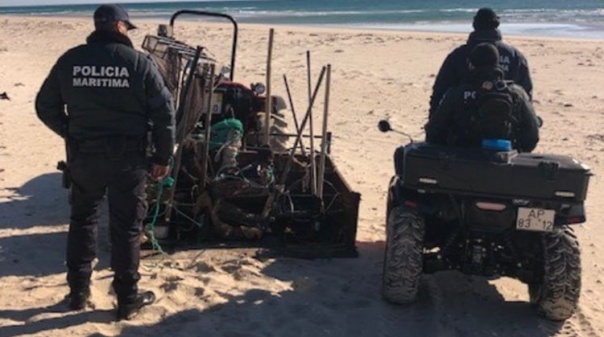 Polícia Marítima apreende 14 artes de pesca em Tavira. Mariscadores em situação irregular fugiram 