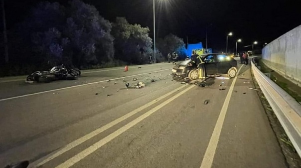 Colisão entre moto e carro provoca ferido grave em Faro