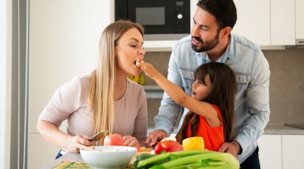 Regras básicas  para manter uma alimentação saudável em família