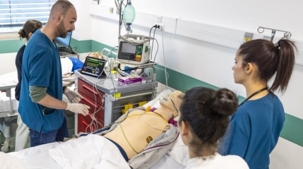 Centro de simulação no Algarve permite a médicos ensaiar e errar em 'bonecos' de última geração 