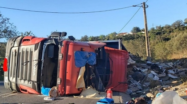 Um ferido grave em despiste de camião de transporte de lixo em São Brás Alportel