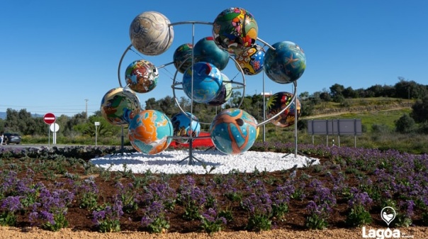 Escultura de grande porte instalada em rotunda de Lagoa mostra "realidade do nosso mundo"