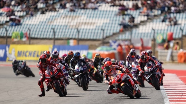 Campeão Bagnaia entra a vencer em prova azarada de Oliveira