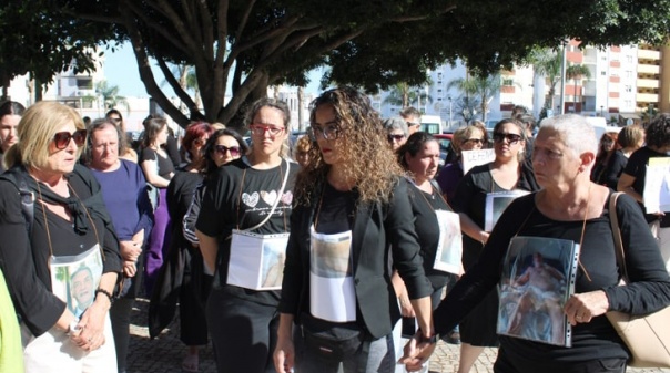 Manifestantes pedem a Marcelo que faça "visita de surpresa" ao Hospital de Faro