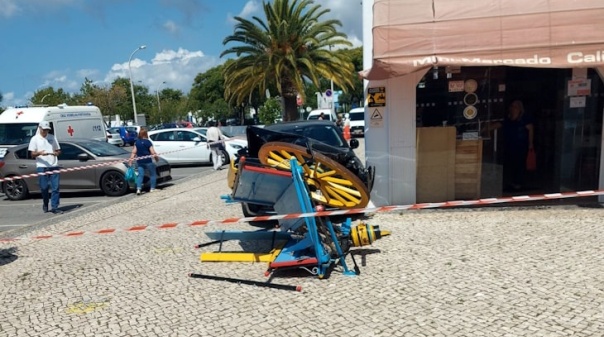Carro despista-se junto ao Mercado Municipal de Albufeira e "leva pela frente" carroça algarvia
