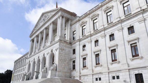 Partidos começam sábado a retomar atividade política com três líderes a estrearem-se nas ‘rentrées’