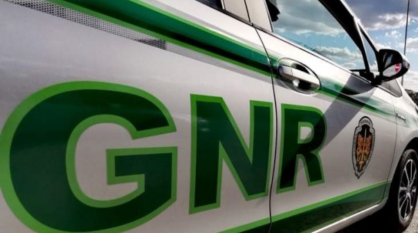 GNR de Albufeira deteve dois indivíduos por crimes de roubo com arma branca e assalto a restaurante