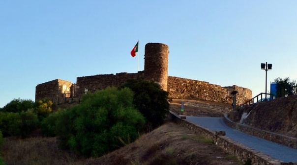 Castelo de Aljezur iluminado de vermelho pela saúde do coração