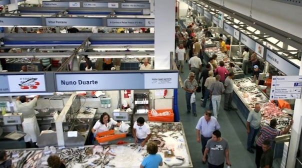 Mercado de Portimão tem banca de pescado em hasta pública