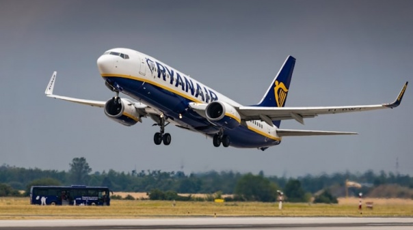 Ryanair reduz um avião na Madeira e diminui tráfego no Porto e em Faro em 2024