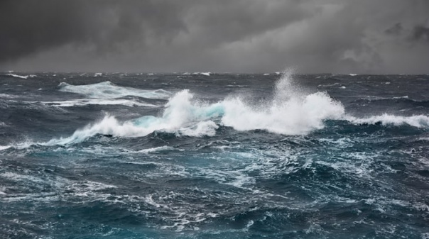 Autoridade Marítima e Marinha alertam para ventos fortes e ondas que podem chegar a 13 metros