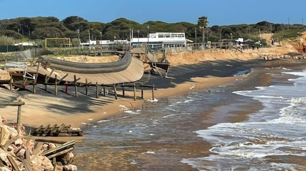 Temporal "varreu" areal e destruiu passadiço na praia do Forte Novo 