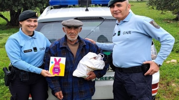 GNR e Pingo Doce distribuíram cabazes de Páscoa a idosos vulneráveis no distrito de Faro