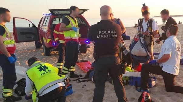 Praticante de skydiving sofreu queda na praia de Alvor