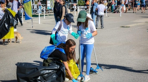 Mais de 100 voluntários participaram numa ação de limpeza em Albufeira   
