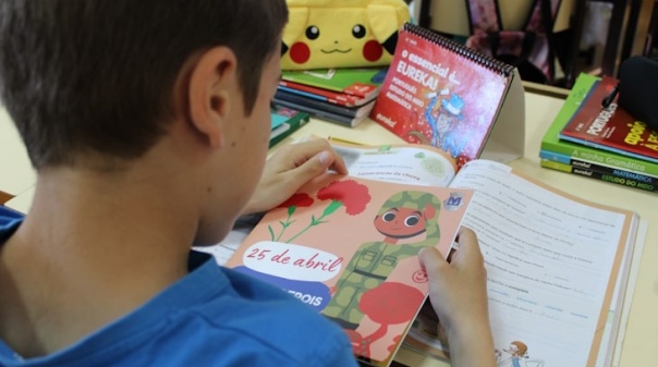 União das Freguesias de Lagoa e Carvoeiro distribuiu cravos e livros infantis alusivos aos 50 anos do 25 de Abril
