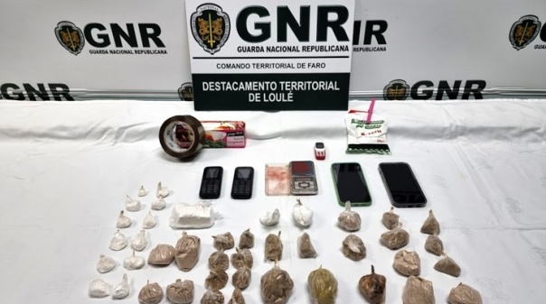 Dois detidos por tráfico com mais de 5 mil doses de heroína nos concelhos de Loulé e Olhão