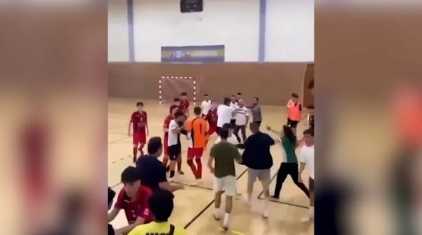 Cenas de pancadaria no jogo de futsal entre Castromarinense e Farense 