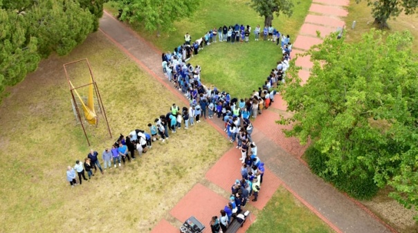 250 crianças de Almancil vestiram-se de azul contra os maus-tratos na infância