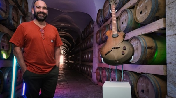 Exposição que mostra transformação de tonéis de vinho do "Marquês" em guitarras para ver em Loulé 