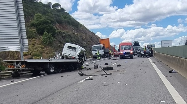 Condutor ferido em colisão entre dois camiões na Via do Infante 