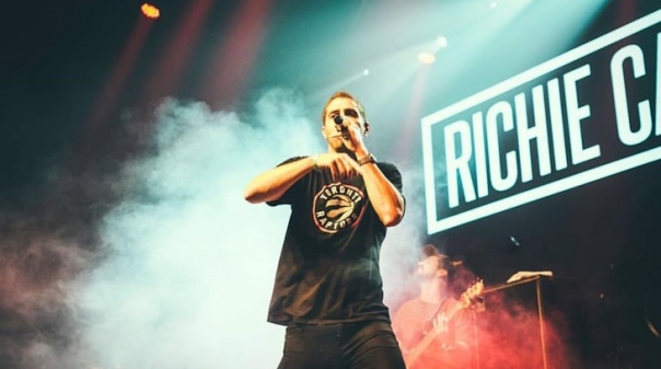 Festa de Ano Novo em Lagos com Richie Campbell e fogo de artifício 