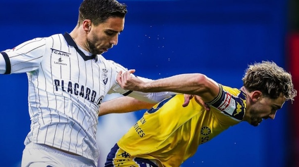 Dois golos nos minutos finais garantem empate do Farense no Estoril