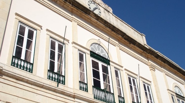 Câmara de Silves pretende contratar 13 assistentes operacionais 