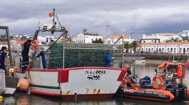 Tavira: Embarcação de pesca esteve em risco de afundar com três pescadores a bordo 