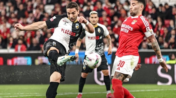 Benfica vence Farense e iguala Sporting na liderança da I Liga