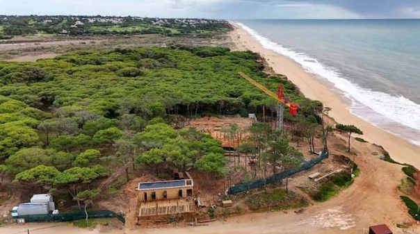 Grupo cívico marca protesto a pedir paragem de obras junto à praia do Trafal