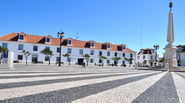 Vila Real de Santo António distribui cravos para celebrar 25 de Abril acompanhados de «música, desporto e memória histórica»