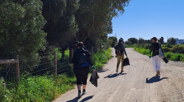 Projeto Gea promove ação de limpeza na estrada do Cais Comercial de Faro 