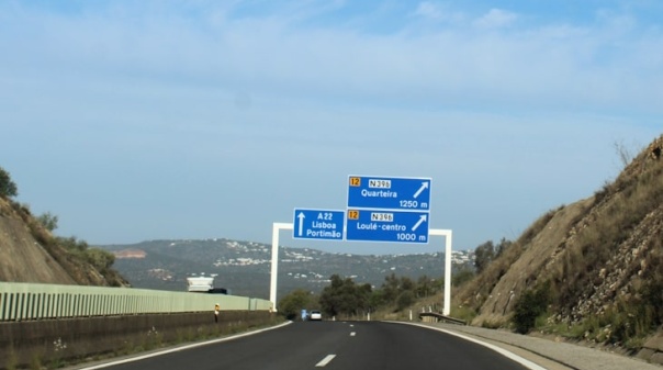 Portagens na A22 já não são cobradas mas máquinas 'easytoll' continuam a funcionar