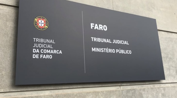 MP pede pena de cinco anos para jovem que matou o pai em Tavira