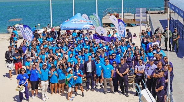 Voluntários rcolheram 220 quilos de lixo na ilha da Armona