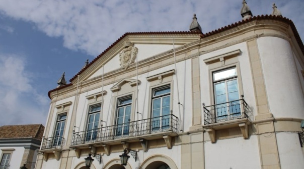 Assembleia Municipal de Faro aprova proposta de retificação do regulamento de taxas