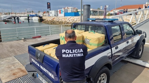 Polícia Marítima de Vila Real de Stº António apreende 21 fardos de estupefaciente