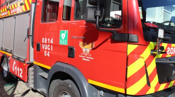 Bombeiros tentam resgatar duas pessoas soterradas em queda de muro em Albufeira