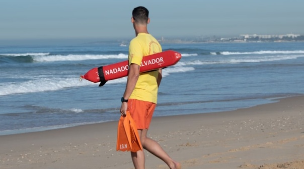 Recrutamento antecipado e nadadores-salvadores estrangeiros 'salvam' concessionários algarvios